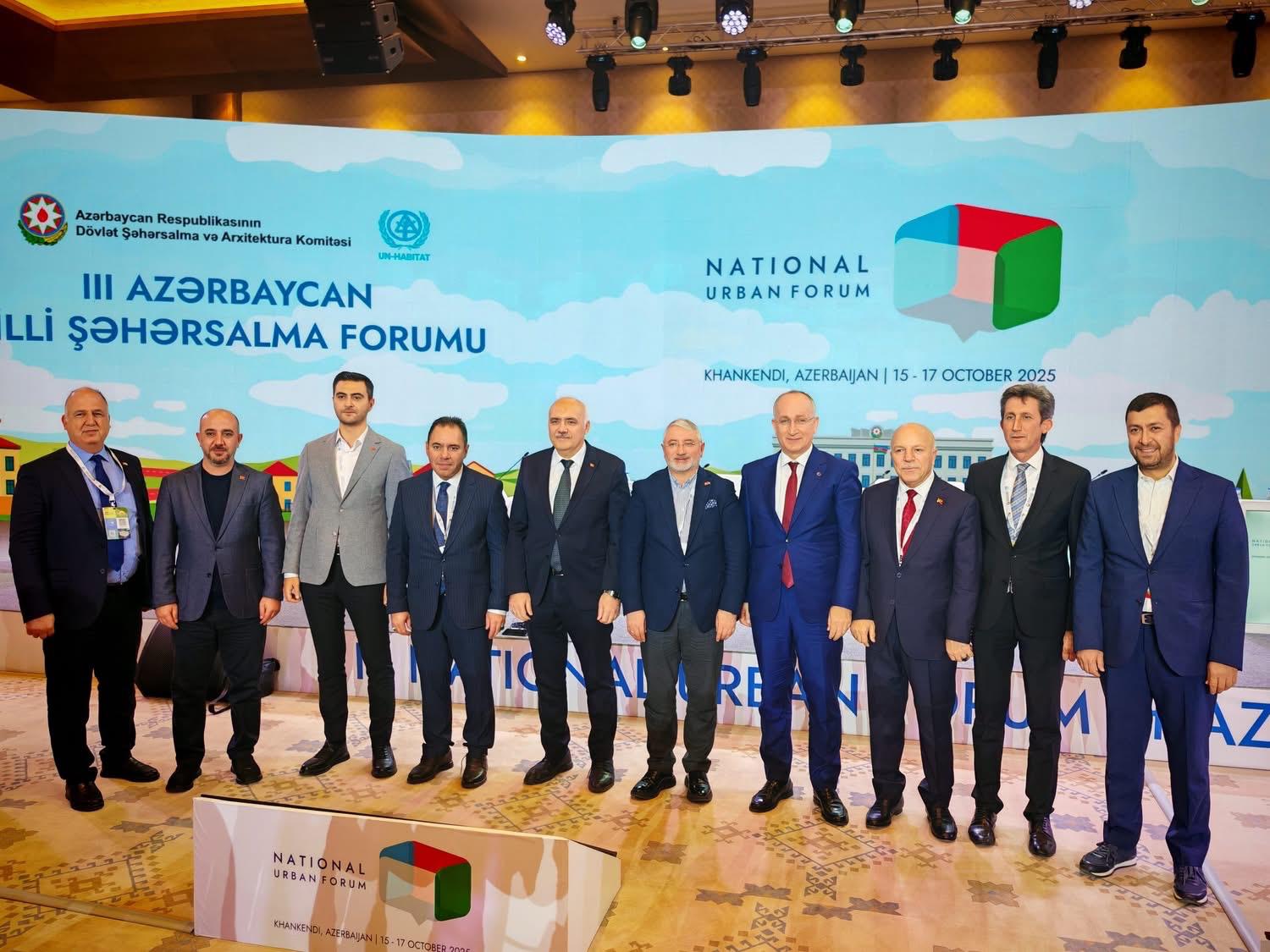 PLAKALAR DA BİR, GÖNÜLLER DE!